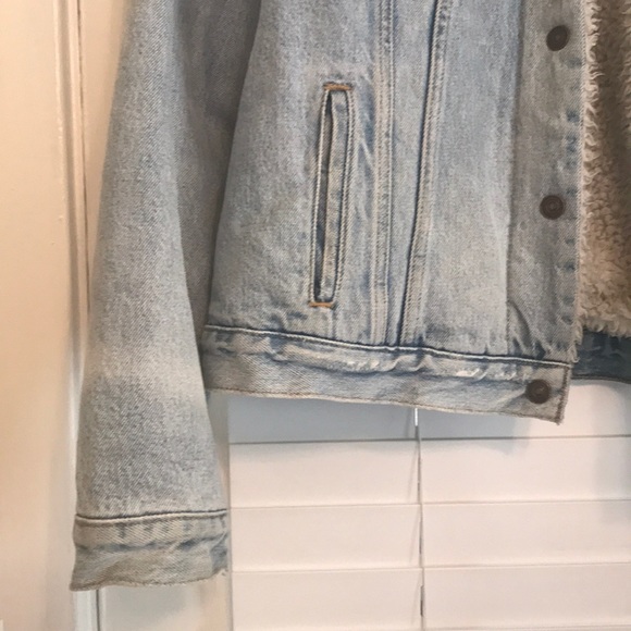 Levi’s Original Sherpa Denim Trucker Jacket - Picture 13 of 16